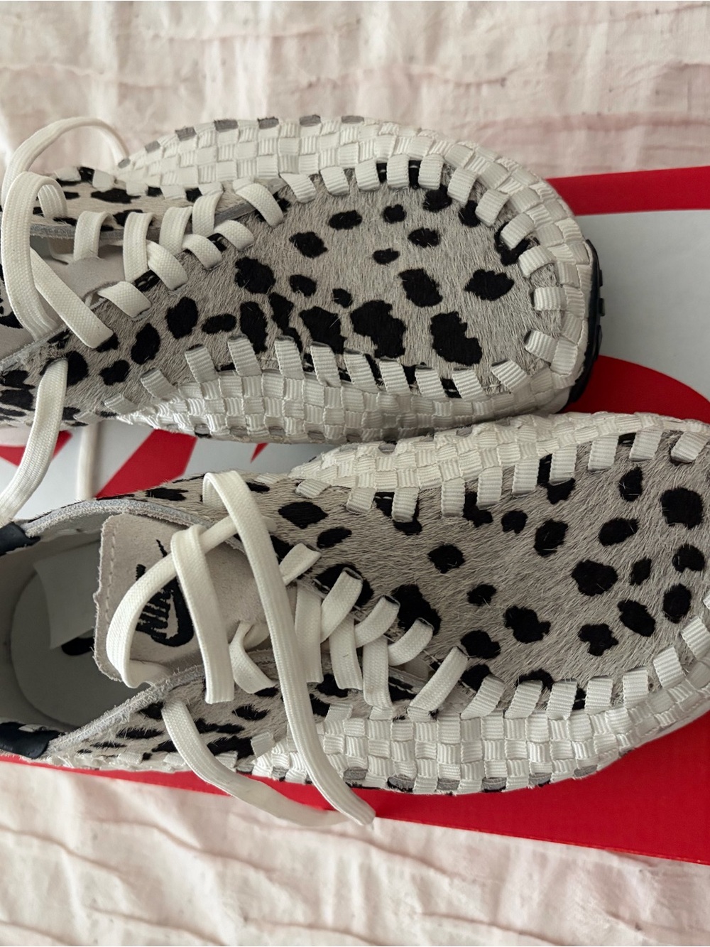 Nike air footscape woven women’s size: 7 White and Black Spot excellent conditio